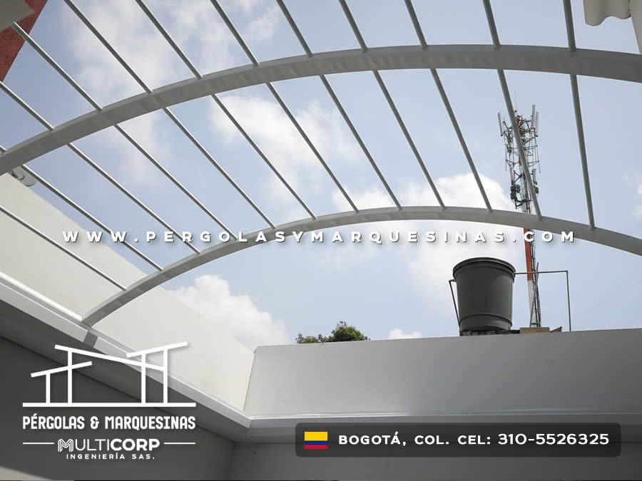 Pérgola metálica en aluminio blanco con estructura curva para terraza y azotea residencial en Bogotá. Multicorp Ingeniería SAS.