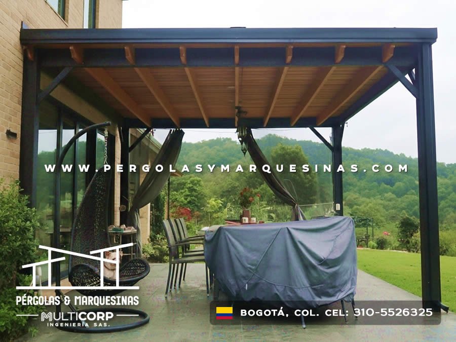 Pérgola metálica en madera con techo cerrado para jardín y terraza en Bogotá, Colombia. Multicorp Ingeniería SAS. Pérgola metálica en madera con techo cerrado para jardín y terraza en Bogotá, Colombia. Multicorp Ingeniería SAS.