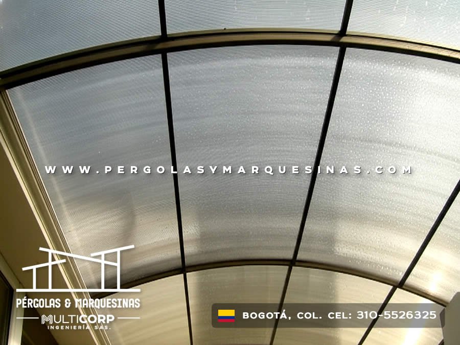 Domo en policarbonato curvo, lucernario tipo claraboya para patio en Bogotá, Colombia. Multicorp Ingeniería SAS. Domo en policarbonato curvo, lucernario tipo claraboya para patio en Bogotá, Colombia. Multicorp Ingeniería SAS.
