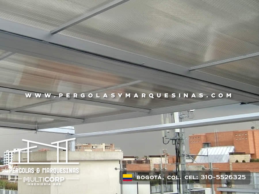 Cubierta metálica en policarbonato, vista inferior de estructura en Bogotá, Colombia. Multicorp Ingeniería SAS. Cubierta metálica en policarbonato, vista inferior de estructura en Bogotá, Colombia. Multicorp Ingeniería SAS.
