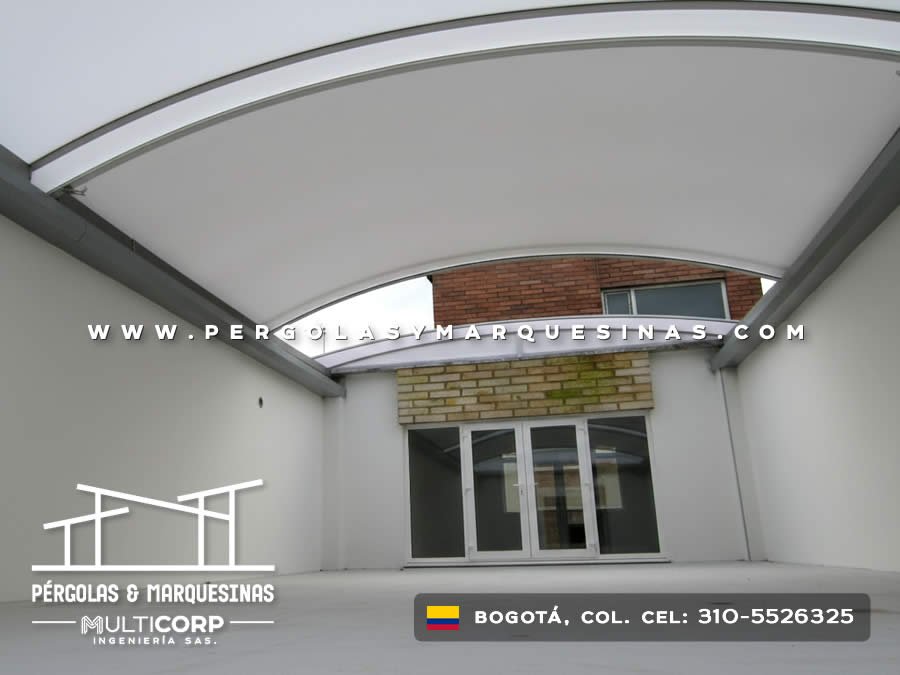 Domo en policarbonato blanco para patio interior residencial en Bogotá, Colombia. Multicorp Ingeniería SAS. Domo en policarbonato blanco para patio interior residencial en Bogotá, Colombia. Multicorp Ingeniería SAS.