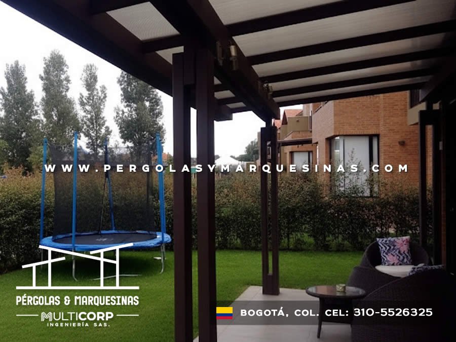 Pérgola metálica moderna en policarbonato para jardín residencial en Bogotá, Colombia. Multicorp Ingeniería SAS. Pérgola metálica moderna en policarbonato para jardín residencial en Bogotá, Colombia. Multicorp Ingeniería SAS.