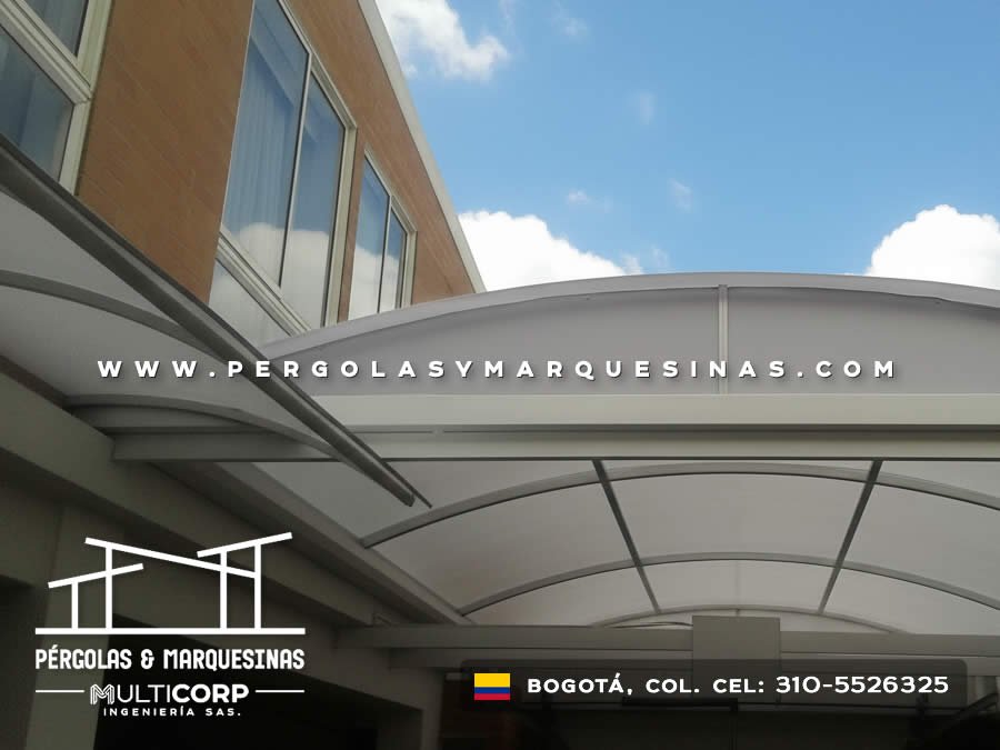 Domo en policarbonato curvo para acceso vehicular exterior en Bogotá, Colombia. Multicorp Ingeniería SAS. Domo en policarbonato curvo para acceso vehicular exterior en Bogotá, Colombia. Multicorp Ingeniería SAS.