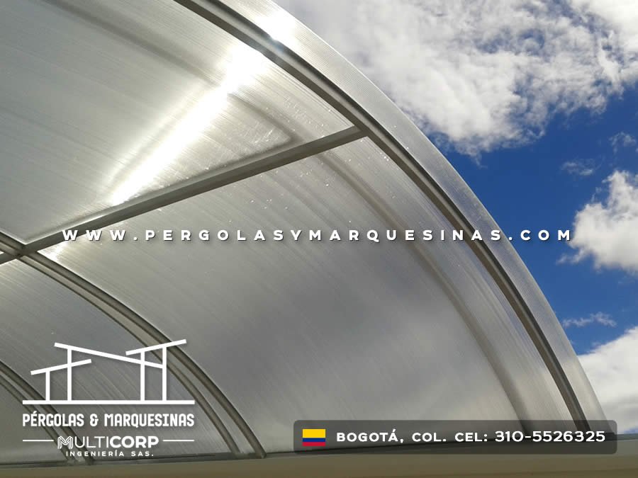 Domo en policarbonato, detalle de estructura metálica de cubierta en Bogotá, Colombia. Multicorp Ingeniería SAS. Domo en policarbonato, detalle de estructura metálica de cubierta en Bogotá, Colombia. Multicorp Ingeniería SAS.