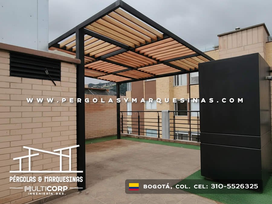 Pérgola metálica moderna en madera para terraza residencial en Bogotá, Colombia. Multicorp Ingeniería SAS. Pérgola metálica moderna en madera para terraza residencial en Bogotá, Colombia. Multicorp Ingeniería SAS.