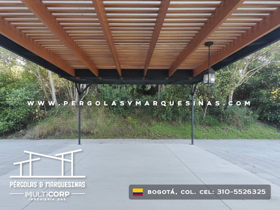 Pérgola metálica en madera para jardín exterior residencial en Bogotá, Colombia. Multicorp Ingeniería SAS. Pérgola metálica en madera para jardín exterior residencial en Bogotá, Colombia. Multicorp Ingeniería SAS.