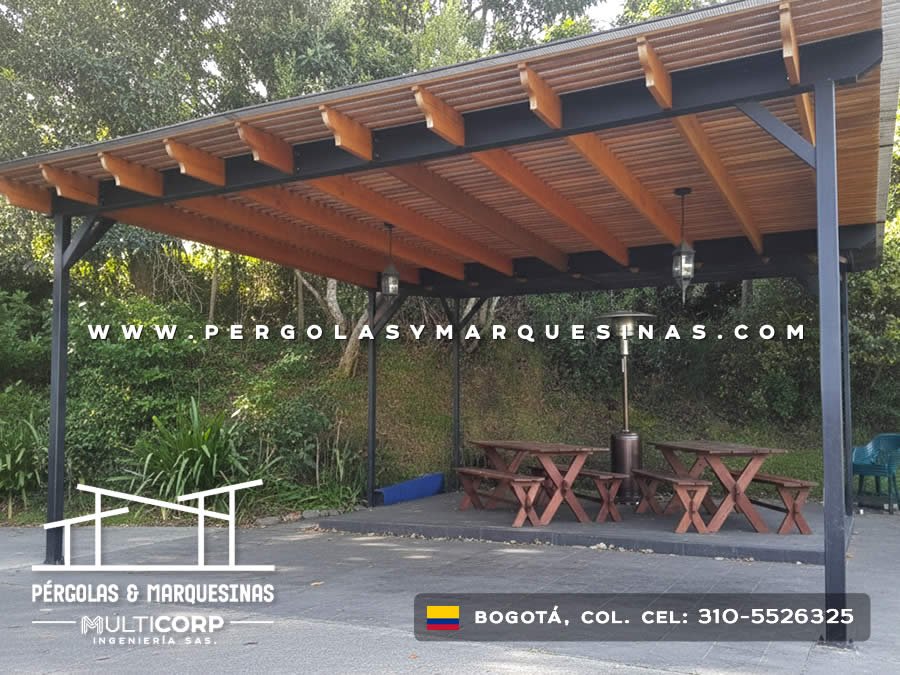 Pérgola metálica en madera para jardín, patio y área social en Bogotá, Colombia. Multicorp Ingeniería SAS. Pérgola metálica en madera para jardín, patio y área social en Bogotá, Colombia. Multicorp Ingeniería SAS.