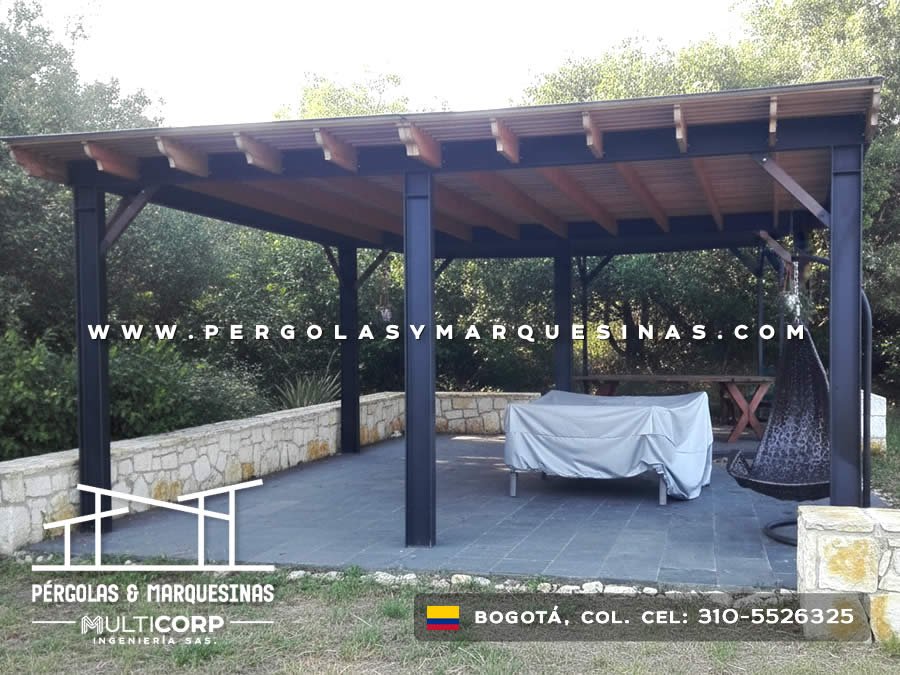 Pérgola metálica en madera con techo cerrado para jardín y terraza en Bogotá, Colombia. Multicorp Ingeniería SAS. Pérgola metálica en madera con techo cerrado para jardín y terraza en Bogotá, Colombia. Multicorp Ingeniería SAS.