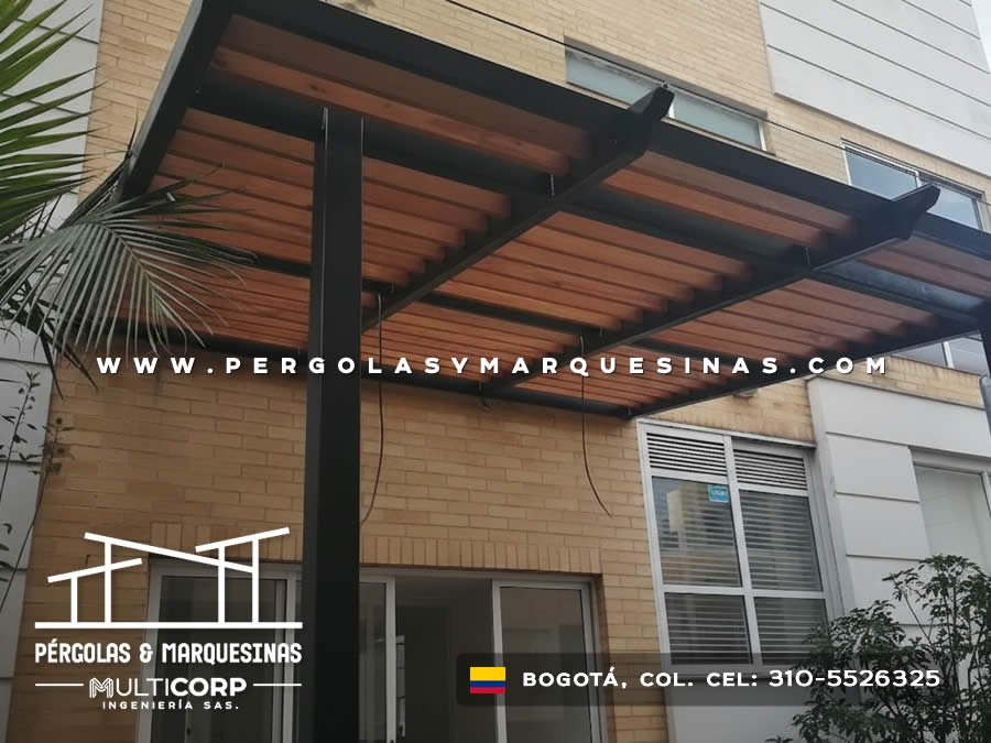 Pérgola metálica en madera para fachada moderna residencial en Bogotá, Colombia. Multicorp Ingeniería SAS. Pérgola metálica en madera para fachada moderna residencial en Bogotá, Colombia. Multicorp Ingeniería SAS.