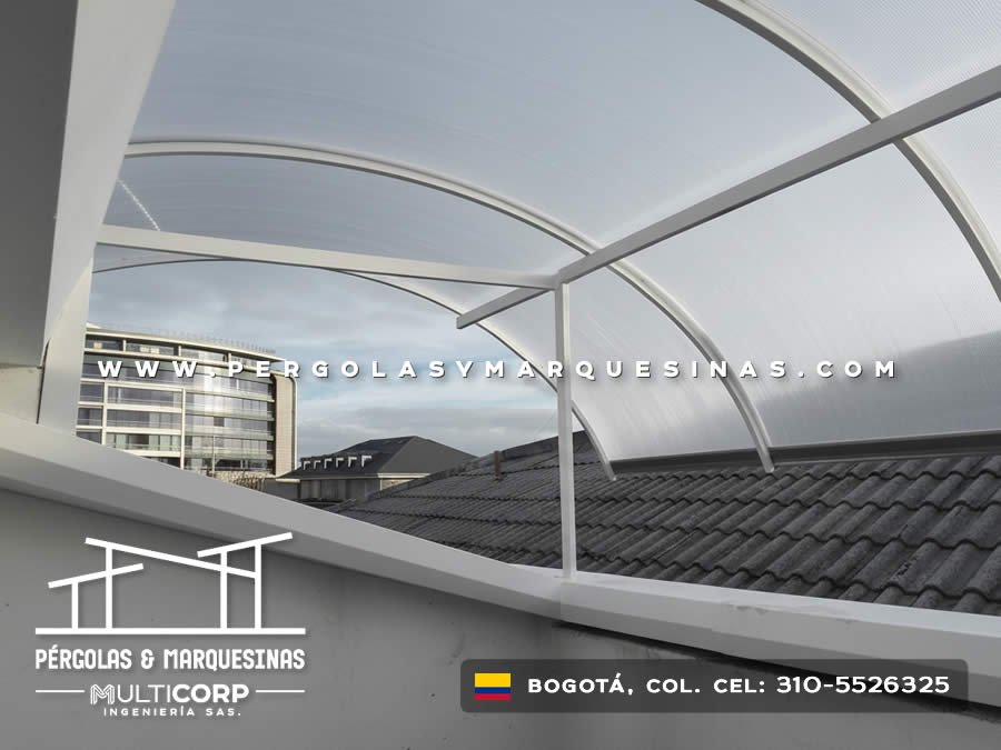 Domo en policarbonato curvo para terraza con estructura metálica blanca en Bogotá, Colombia. Multicorp Ingeniería SAS. Domo en policarbonato curvo para terraza con estructura metálica blanca en Bogotá, Colombia. Multicorp Ingeniería SAS.