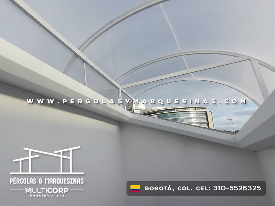 Domo en policarbonato curvo translúcido para patio interior residencial en Bogotá, Colombia. Multicorp Ingeniería SAS. Domo en policarbonato curvo translúcido para patio interior residencial en Bogotá, Colombia. Multicorp Ingeniería SAS.