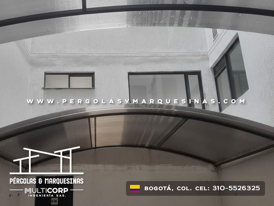 Cubierta en policarbonato curva para patio de luz residencial en Bogotá, Colombia. Multicorp Ingeniería SAS. Cubierta en policarbonato curva para patio de luz residencial en Bogotá, Colombia. Multicorp Ingeniería SAS.