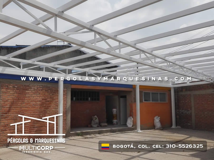 Pérgola metálica en acero blanco con policarbonato para parqueadero residencial en Bogotá, Colombia. Multicorp Ingeniería SAS. Pérgola metálica en acero blanco con policarbonato para parqueadero residencial en Bogotá, Colombia. Multicorp Ingeniería SAS.