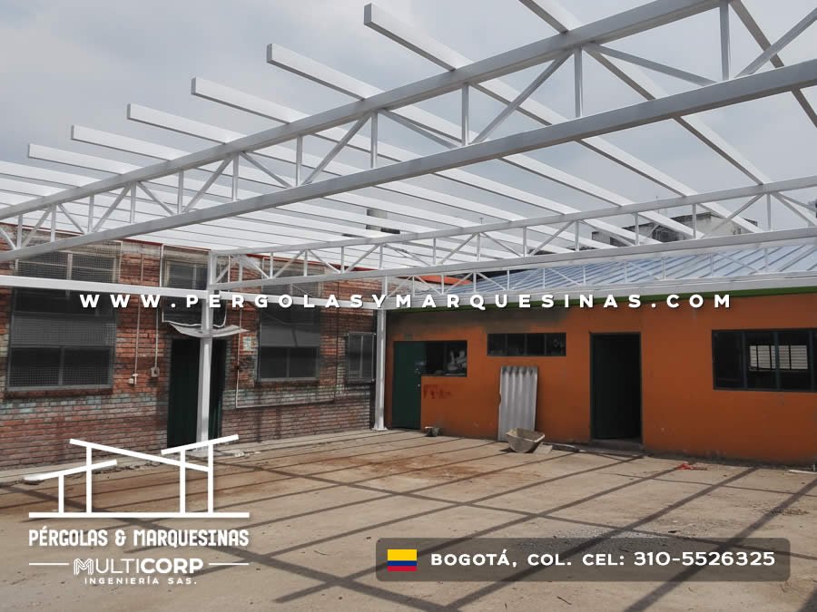 Pérgola metálica en acero blanco con policarbonato para parqueadero industrial en Bogotá, Colombia. Multicorp Ingeniería SAS. Pérgola metálica en acero blanco con policarbonato para parqueadero industrial en Bogotá, Colombia. Multicorp Ingeniería SAS.