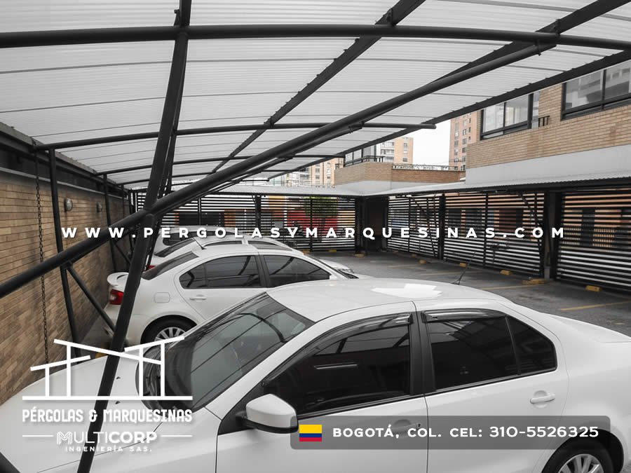 Pérgola metálica en acero negro con policarbonato para parqueadero de edificio en Bogotá, Colombia. Multicorp Ingeniería SAS. Pérgola metálica en acero negro con policarbonato para parqueadero de edificio en Bogotá, Colombia. Multicorp Ingeniería SAS.