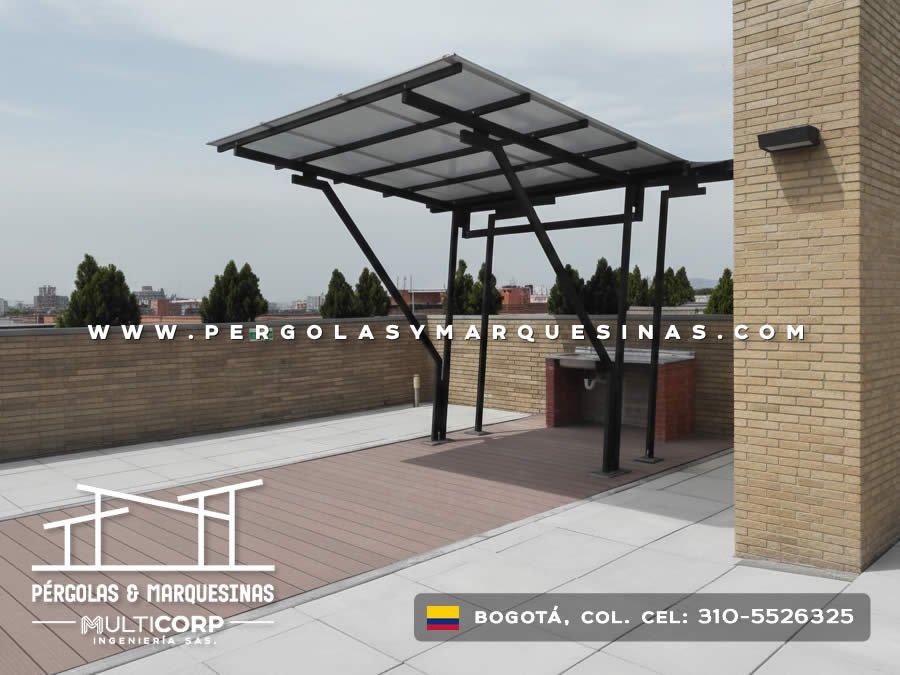 Pérgola metálica en acero negro con policarbonato para terraza de azotea residencial en Bogotá, Colombia. Multicorp Ingeniería SAS. Pérgola metálica en acero negro con policarbonato para terraza de azotea residencial en Bogotá, Colombia. Multicorp Ingeniería SAS.