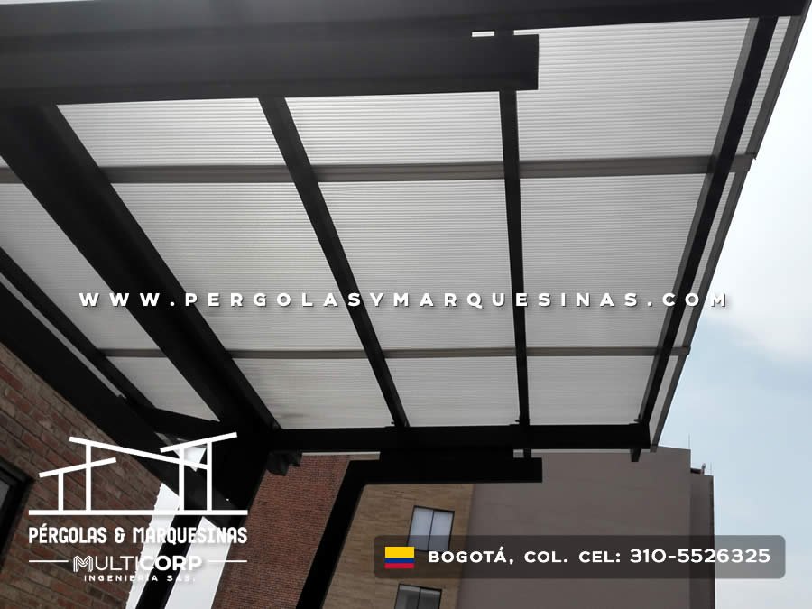 Cubierta en policarbonato y acero negro para terraza de edificio residencial en Bogotá, Colombia. Multicorp Ingeniería SAS. Cubierta en policarbonato y acero negro para terraza de edificio residencial en Bogotá, Colombia. Multicorp Ingeniería SAS.
