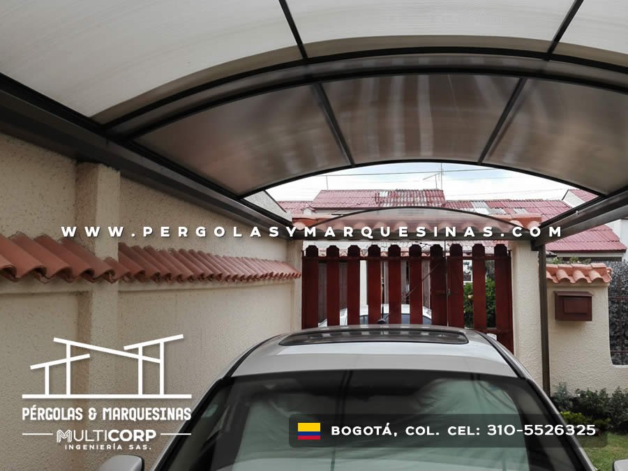 Marquesina en policarbonato curva para garaje residencial con jardín en Bogotá, Colombia. Multicorp Ingeniería SAS. Marquesina en policarbonato curva para garaje residencial con jardín en Bogotá, Colombia. Multicorp Ingeniería SAS.