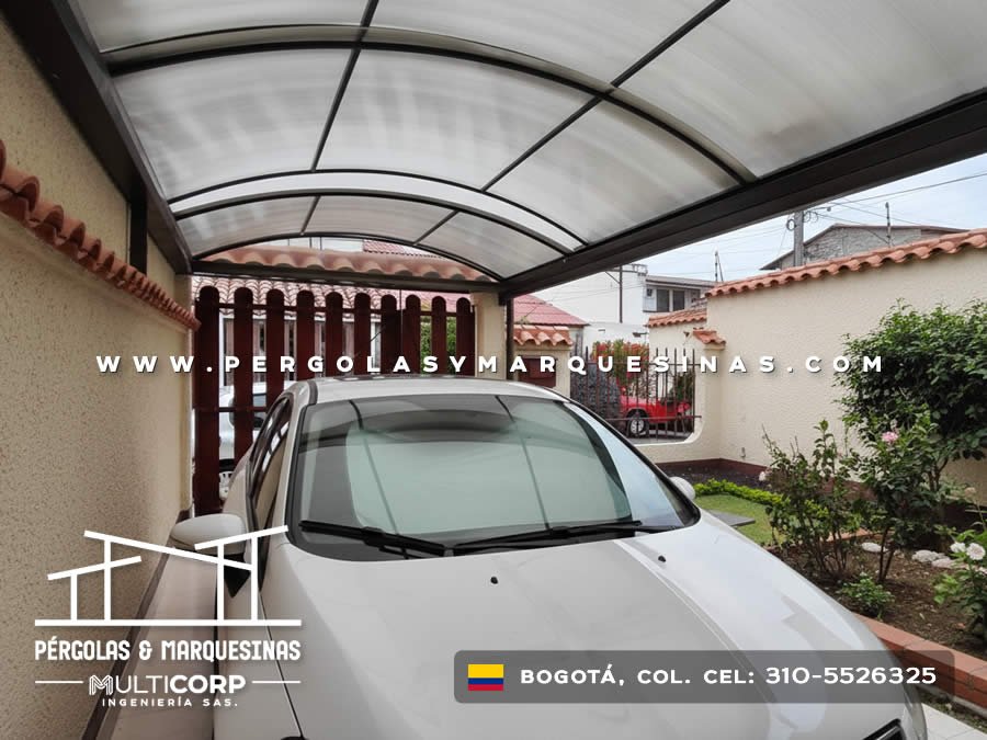 Marquesina en policarbonato y acero curva para garaje residencial lateral en Bogotá, Colombia. Multicorp Ingeniería SAS. Marquesina en policarbonato y acero curva para garaje residencial lateral en Bogotá, Colombia. Multicorp Ingeniería SAS.