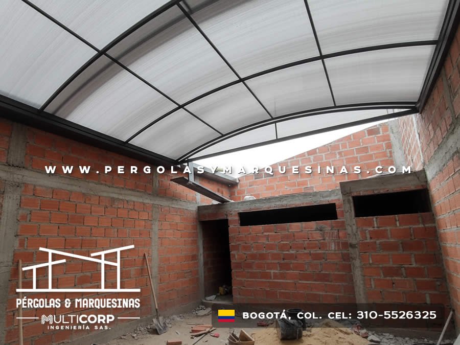 Cubierta en policarbonato curva para construcción en obra gris residencial en Bogotá, Colombia. Multicorp Ingeniería SAS. Cubierta en policarbonato curva para construcción en obra gris residencial en Bogotá, Colombia. Multicorp Ingeniería SAS.