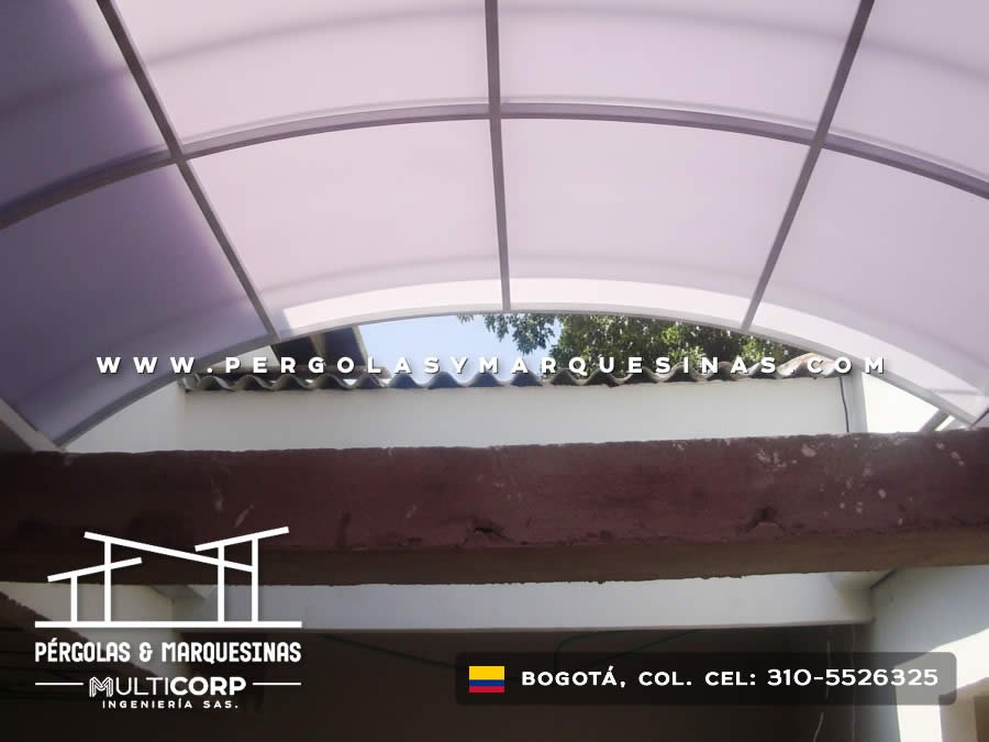 Domo en policarbonato curvo en instalación sobre viga de madera residencial en Bogotá, Colombia. Multicorp Ingeniería SAS. Domo en policarbonato curvo en instalación sobre viga de madera residencial en Bogotá, Colombia. Multicorp Ingeniería SAS.