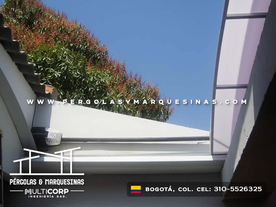 Domo en policarbonato fijo tipo claraboya de techo residencial para iluminación en Bogotá, Colombia. Multicorp Ingeniería SAS. Domo en policarbonato fijo tipo claraboya de techo residencial para iluminación en Bogotá, Colombia. Multicorp Ingeniería SAS.