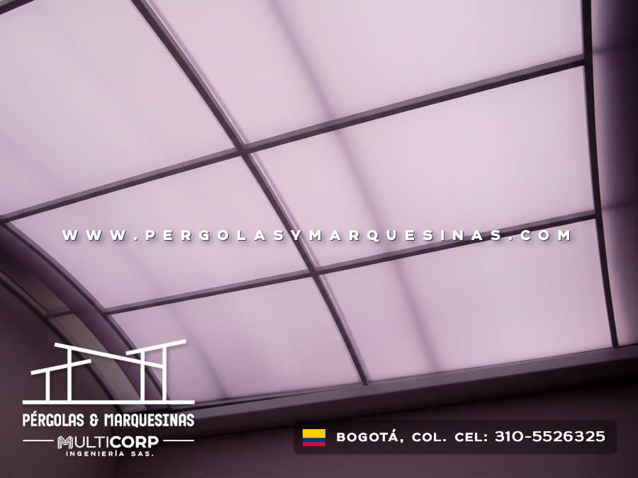 Cubierta en policarbonato metálica tipo claraboya interior residencial para iluminación en Bogotá, Colombia. Multicorp Ingeniería SAS. Cubierta en policarbonato metálica tipo claraboya interior residencial para iluminación en Bogotá, Colombia. Multicorp Ingeniería SAS.