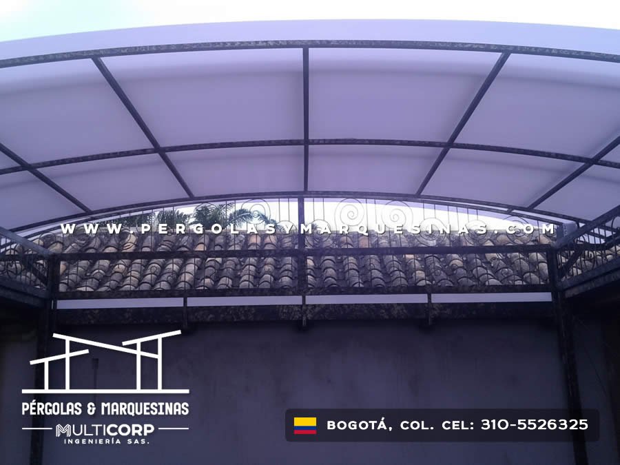 Cubierta en policarbonato curva para patio colonial residencial con protección en Bogotá, Colombia. Multicorp Ingeniería SAS. Cubierta en policarbonato curva para patio colonial residencial con protección en Bogotá, Colombia. Multicorp Ingeniería SAS.