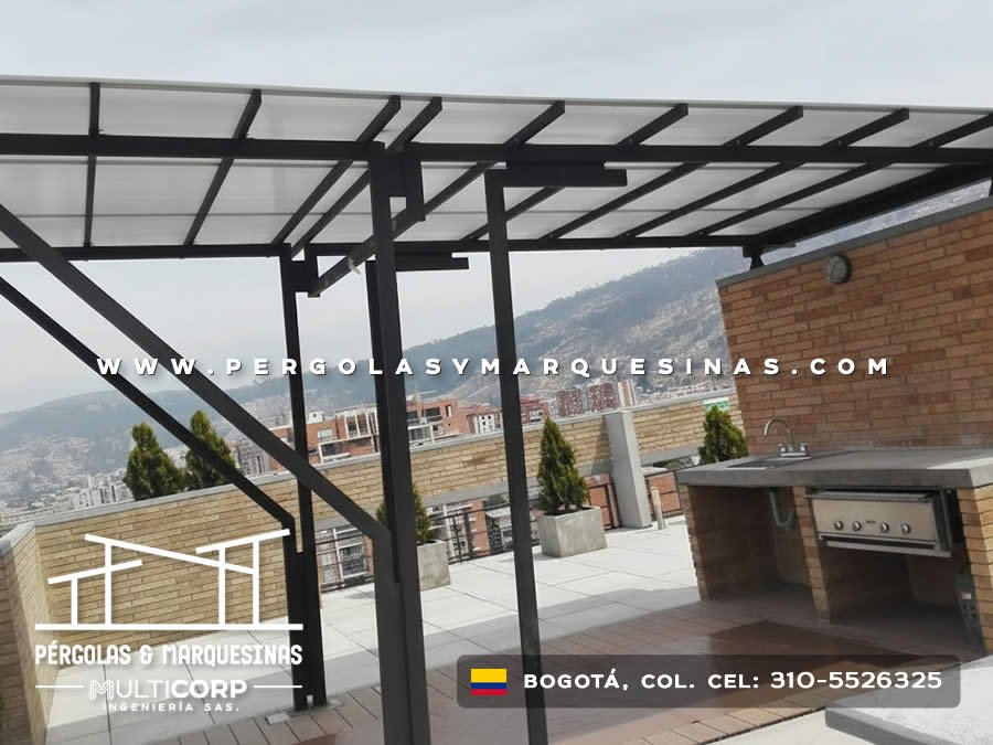 Pérgola metálica en policarbonato para terraza con vista a montañas en Bogotá, Colombia. Multicorp Ingeniería SAS. Pérgola metálica en policarbonato para terraza con vista a montañas en Bogotá, Colombia. Multicorp Ingeniería SAS.