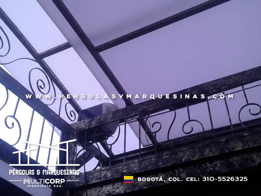 Cubierta en policarbonato translúcida para balcón con herrería colonial residencial en Bogotá, Colombia. Multicorp Ingeniería SAS. Cubierta en policarbonato translúcida para balcón con herrería colonial residencial en Bogotá, Colombia. Multicorp Ingeniería SAS.