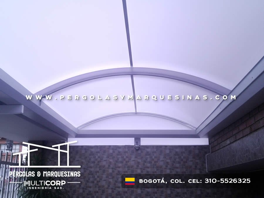 Domo en policarbonato curvo para patio con iluminación natural residencial en Bogotá, Colombia. Multicorp Ingeniería SAS. Domo en policarbonato curvo para patio con iluminación natural residencial en Bogotá, Colombia. Multicorp Ingeniería SAS.