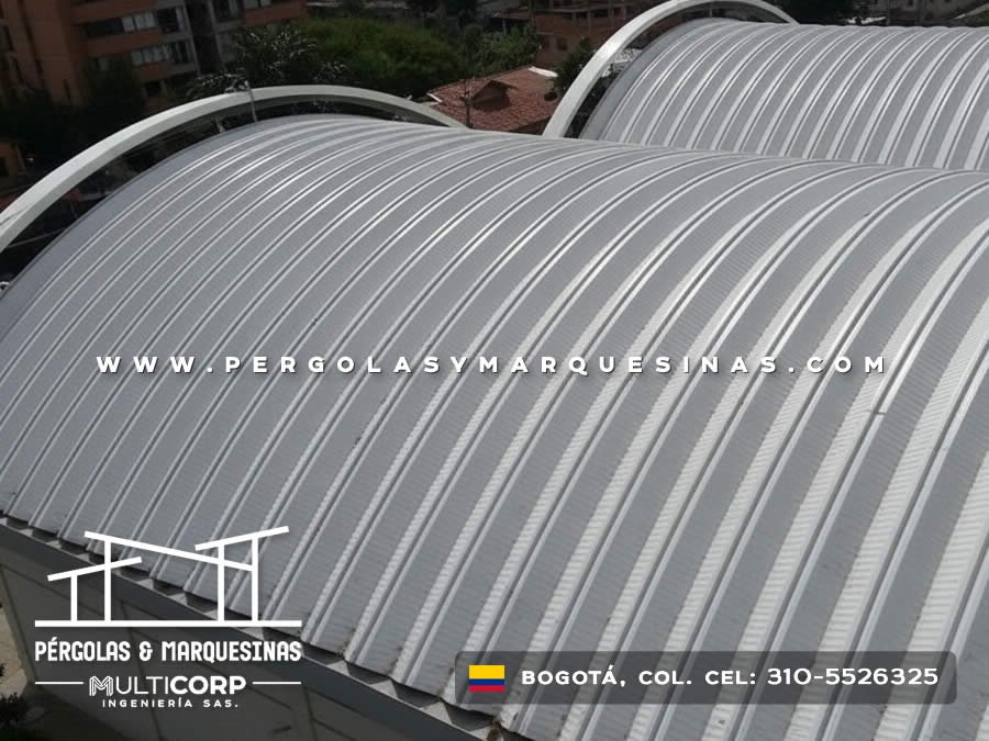 Cubierta metálica curva en policarbonato alveolar industrial para edificio en Bogotá, Colombia. Multicorp Ingeniería SAS. Cubierta metálica curva en policarbonato alveolar industrial para edificio en Bogotá, Colombia. Multicorp Ingeniería SAS.