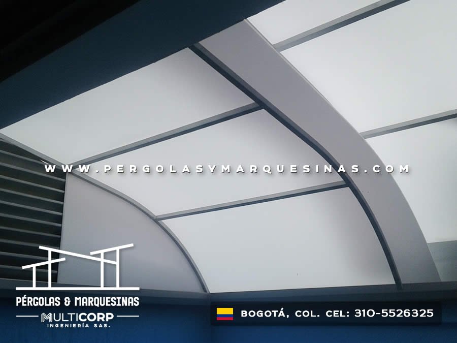 Cubierta en policarbonato blanco con estructura metálica interior tipo claraboya en Bogotá, Colombia. Multicorp Ingeniería SAS. Cubierta en policarbonato blanco con estructura metálica interior tipo claraboya en Bogotá, Colombia. Multicorp Ingeniería SAS.