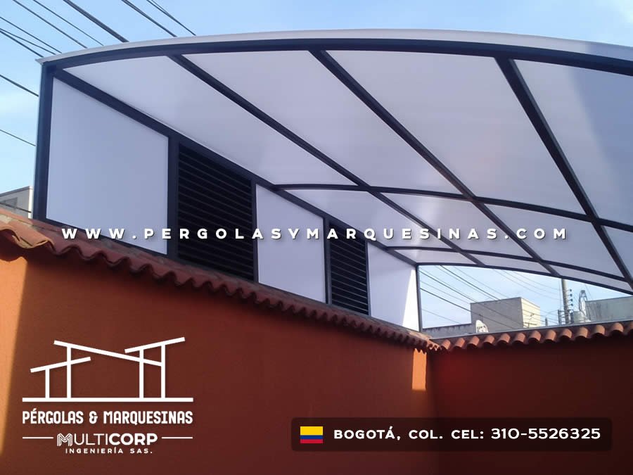 Pérgola metálica en acero negro con policarbonato para terraza en fachada residencial en Bogotá, Colombia. Multicorp Ingeniería SAS. Pérgola metálica en acero negro con policarbonato para terraza en fachada residencial en Bogotá, Colombia. Multicorp Ingeniería SAS.