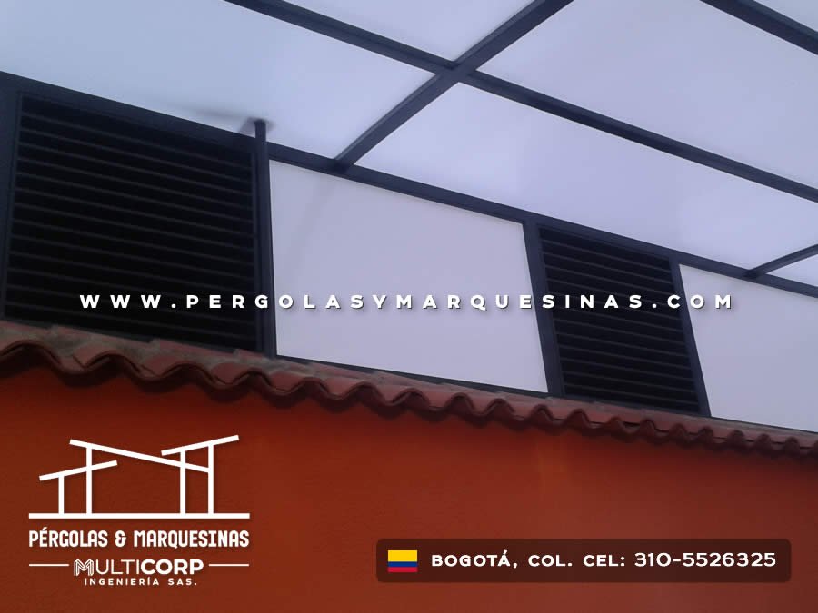 Pérgola metálica en acero negro con policarbonato para balcón en fachada colonial en Bogotá, Colombia. Multicorp Ingeniería SAS. Pérgola metálica en acero negro con policarbonato para balcón en fachada colonial en Bogotá, Colombia. Multicorp Ingeniería SAS.