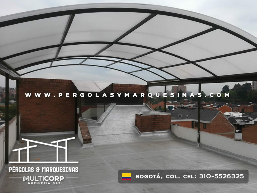 Pérgola metálica en acero negro con policarbonato para terraza de azotea con vista panorámica en Bogotá, Colombia. Multicorp Ingeniería SAS. Pérgola metálica en acero negro con policarbonato para terraza de azotea con vista panorámica en Bogotá, Colombia. Multicorp Ingeniería SAS.