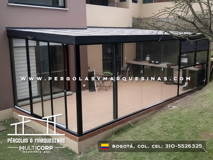 Pérgola metálica en vidrio con cerramiento para patio y terraza en Bogotá, Colombia. Multicorp Ingeniería SAS. Pérgola metálica en vidrio con cerramiento para patio y terraza en Bogotá, Colombia. Multicorp Ingeniería SAS.