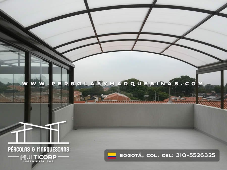 Pérgola metálica en acero negro con policarbonato para terraza con cerramiento de vidrio en Bogotá, Colombia. Multicorp Ingeniería SAS. Pérgola metálica en acero negro con policarbonato para terraza con cerramiento de vidrio en Bogotá, Colombia. Multicorp Ingeniería SAS.