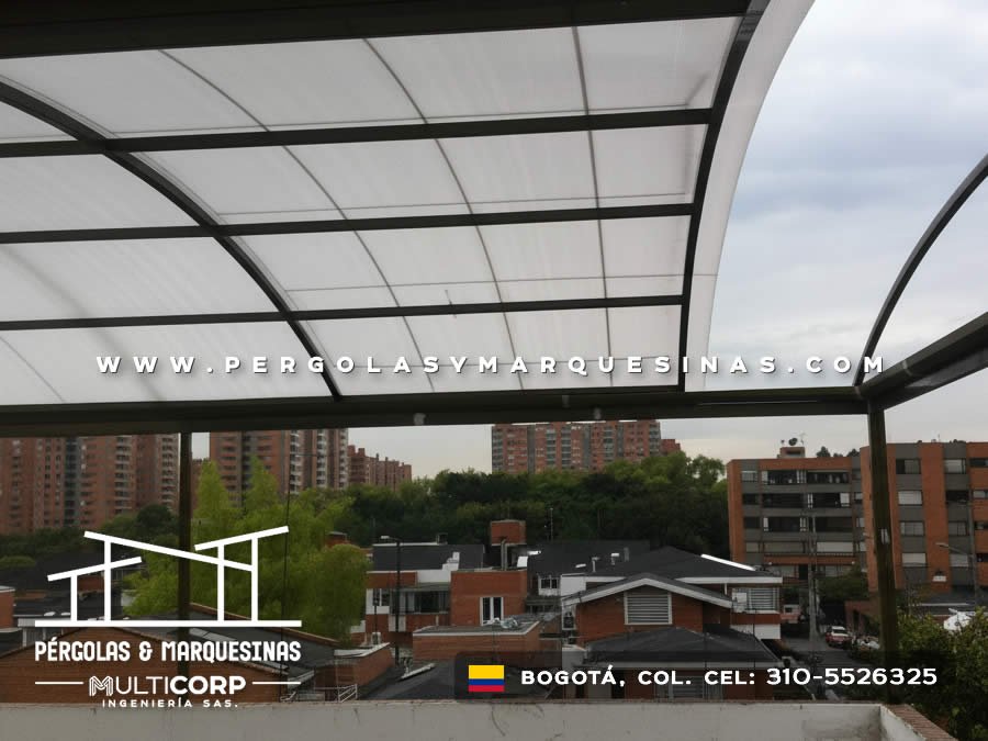Pérgola metálica en acero negro con policarbonato para terraza de azotea urbana en Bogotá, Colombia. Multicorp Ingeniería SAS. Pérgola metálica en acero negro con policarbonato para terraza de azotea urbana en Bogotá, Colombia. Multicorp Ingeniería SAS.