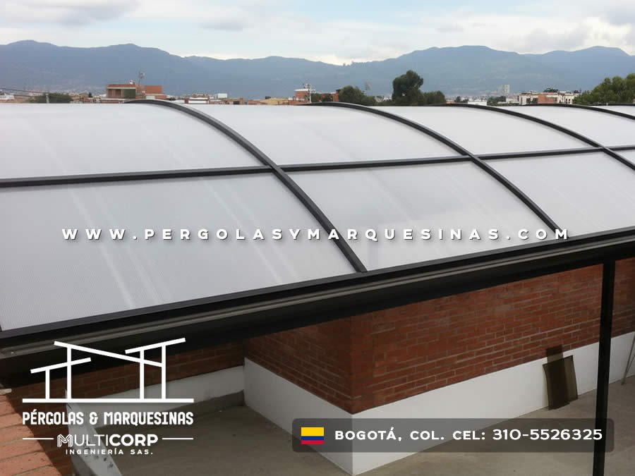 Cubierta en policarbonato curva para terraza de azotea con vista a montañas residencial en Bogotá, Colombia. Multicorp Ingeniería SAS. Cubierta en policarbonato curva para terraza de azotea con vista a montañas residencial en Bogotá, Colombia. Multicorp Ingeniería SAS.