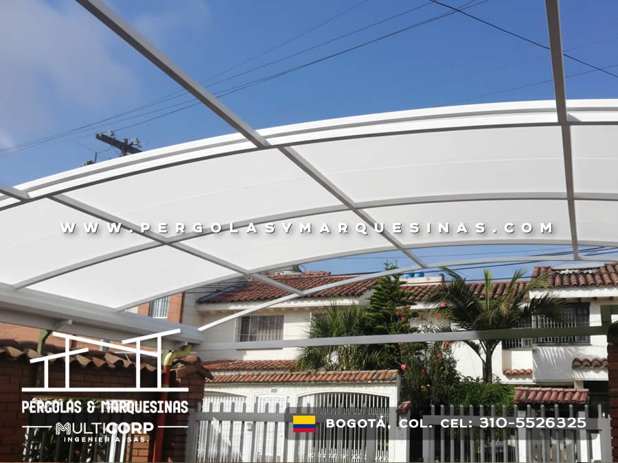 Pérgola metálica en aluminio blanco con policarbonato para parqueadero residencial en Bogotá, Colombia. Multicorp Ingeniería SAS. Pérgola metálica en aluminio blanco con policarbonato para parqueadero residencial en Bogotá, Colombia. Multicorp Ingeniería SAS.