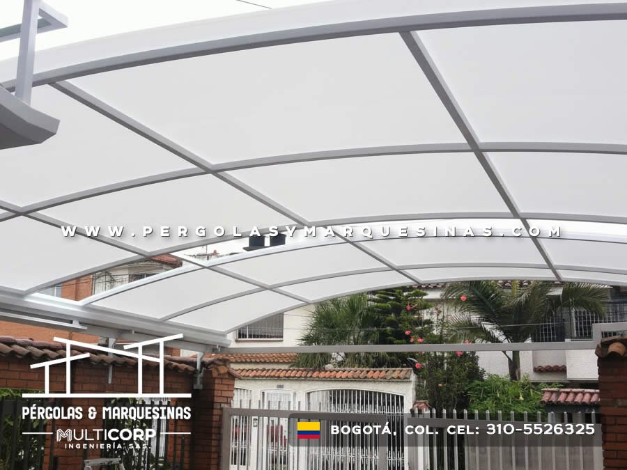Pérgola metálica en aluminio blanco con policarbonato para entrada y jardín residencial en Bogotá, Colombia. Multicorp Ingeniería SAS. Pérgola metálica en aluminio blanco con policarbonato para entrada y jardín residencial en Bogotá, Colombia. Multicorp Ingeniería SAS.