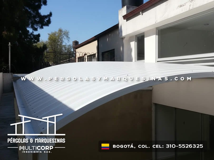 Cubierta en policarbonato alveolar blanco para terraza y balcón residencial moderna en Bogotá, Colombia. Multicorp Ingeniería SAS. Cubierta en policarbonato alveolar blanco para terraza y balcón residencial moderna en Bogotá, Colombia. Multicorp Ingeniería SAS.
