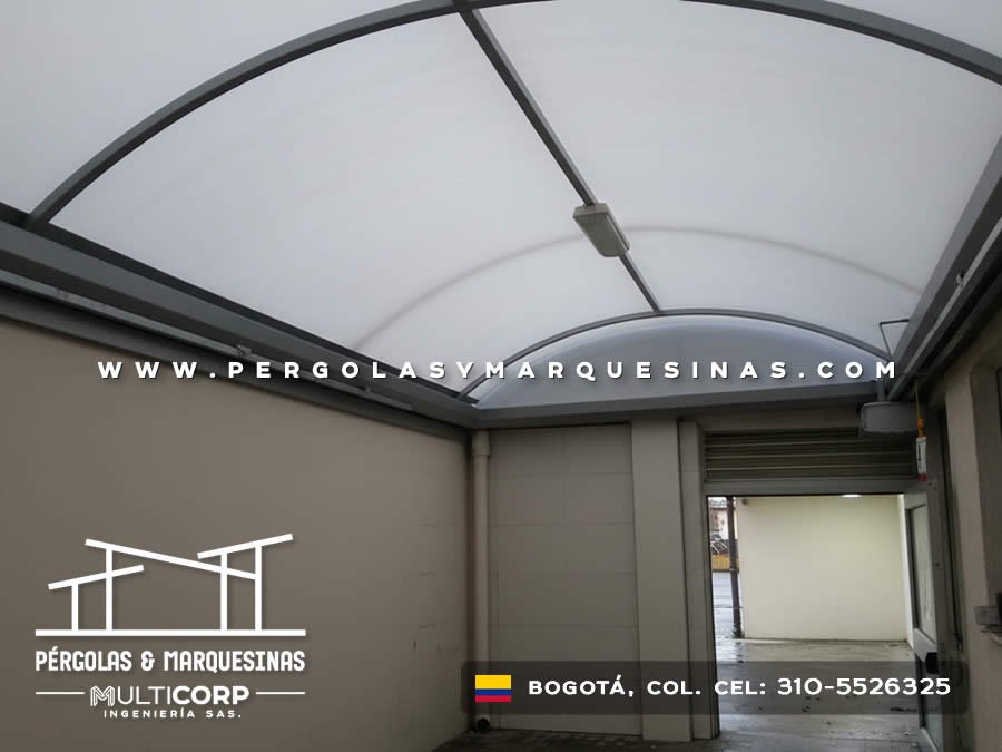 Cubierta en policarbonato curva para garaje y entrada en construcción residencial en Bogotá, Colombia. Multicorp Ingeniería SAS. Cubierta en policarbonato curva para garaje y entrada en construcción residencial en Bogotá, Colombia. Multicorp Ingeniería SAS.