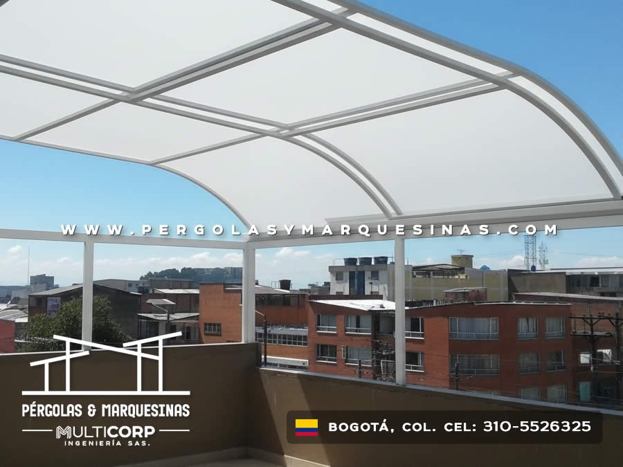 Pérgola metálica en aluminio blanco con policarbonato para terraza y balcón de edificio en Bogotá, Colombia. Multicorp Ingeniería SAS. Pérgola metálica en aluminio blanco con policarbonato para terraza y balcón de edificio en Bogotá, Colombia. Multicorp Ingeniería SAS.