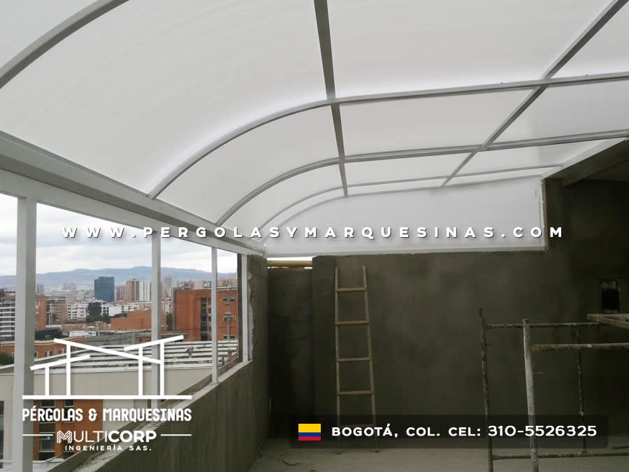 Pérgola metálica en aluminio con policarbonato para terraza en construcción con vista a montañas en Bogotá. Multicorp Ingeniería SAS.
