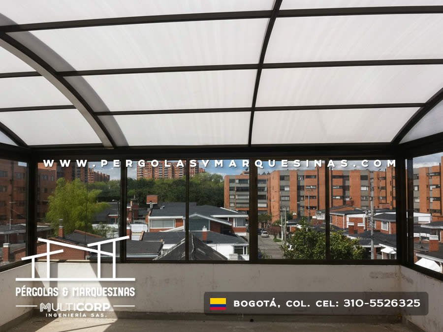 Pérgola metálica en acero negro con policarbonato y cerramiento de vidrio para terraza en Bogotá. Multicorp Ingeniería SAS.