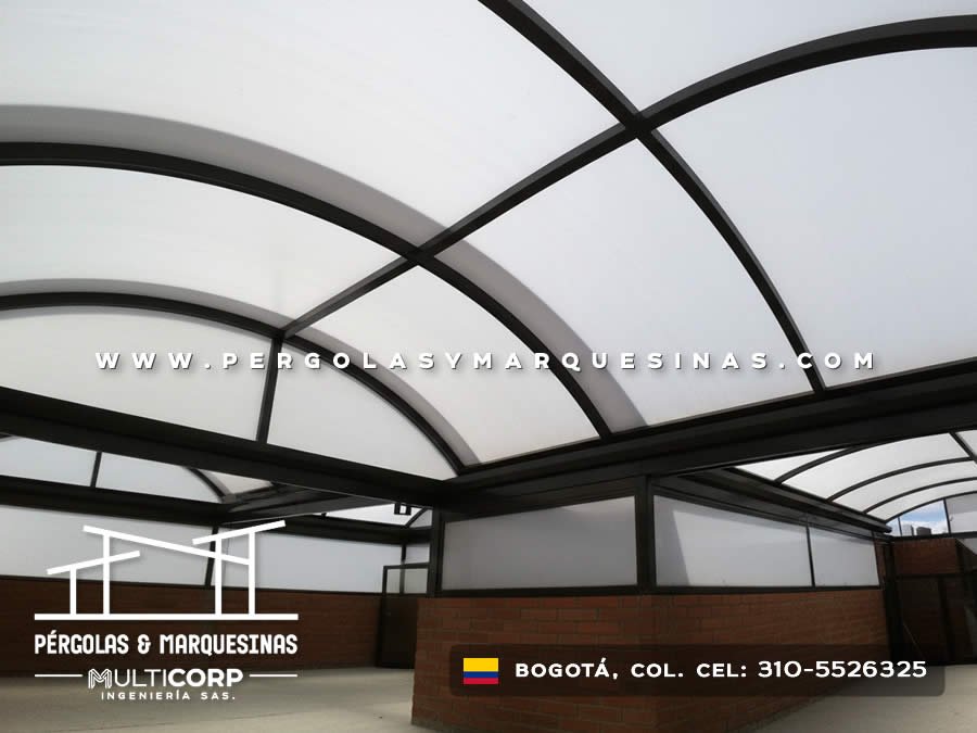 Cubierta en policarbonato con acero negro para terraza azotea con cerramiento en Bogotá, Colombia. Multicorp Ingeniería SAS.
