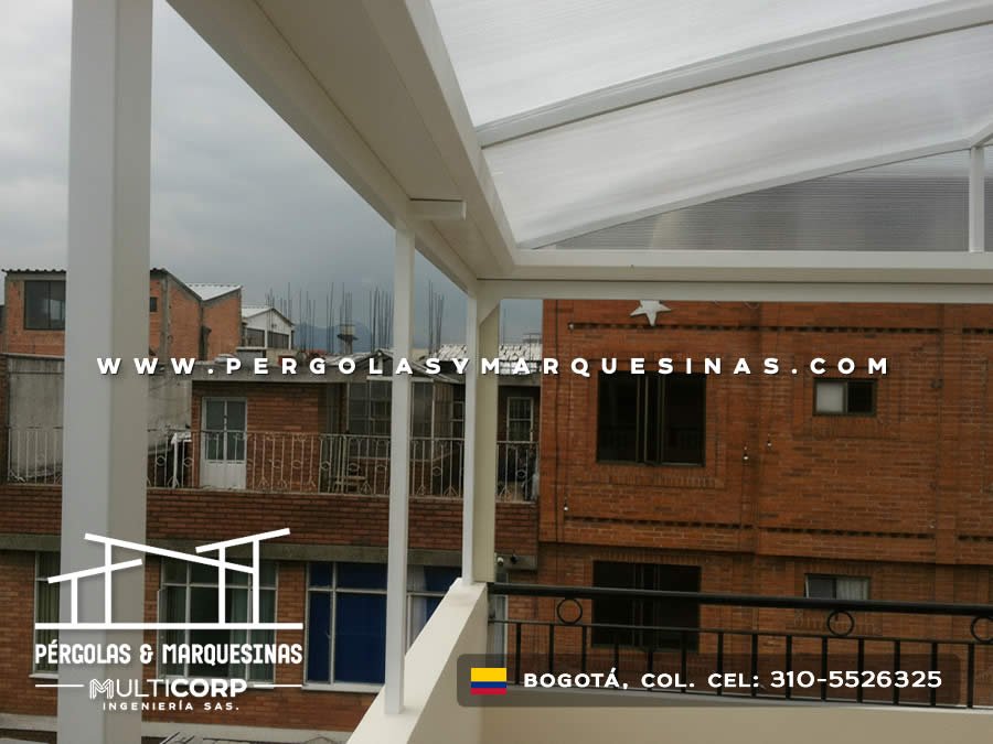 Pérgola metálica en aluminio blanco con policarbonato para terraza de edificio residencial en Colombia. Multicorp Ingeniería SAS.