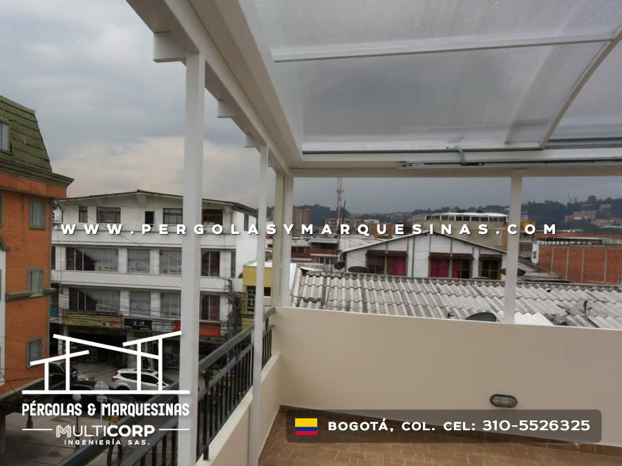 Pérgola metálica en aluminio blanco con policarbonato para terraza con vista panorámica en Bogotá. Multicorp Ingeniería SAS.